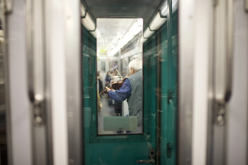 Violinist in Paris Subway #retracemysteps by Juti Noppornpitak on 500px.com