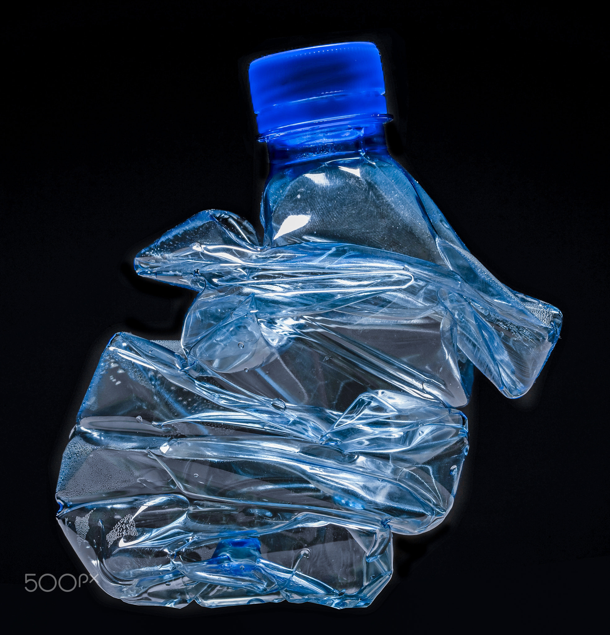 recyclage bouteille plastique fond noir bleu graphisme tri dechet ecologie artistique...
