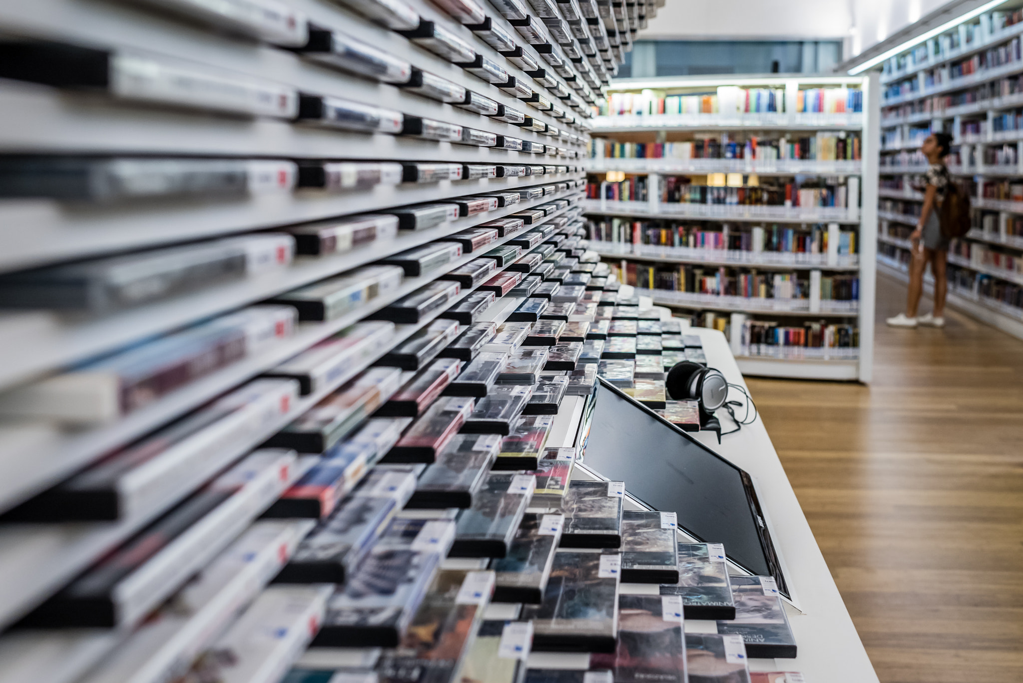 Intellectual oasis in the city! Curves and Lines f ...