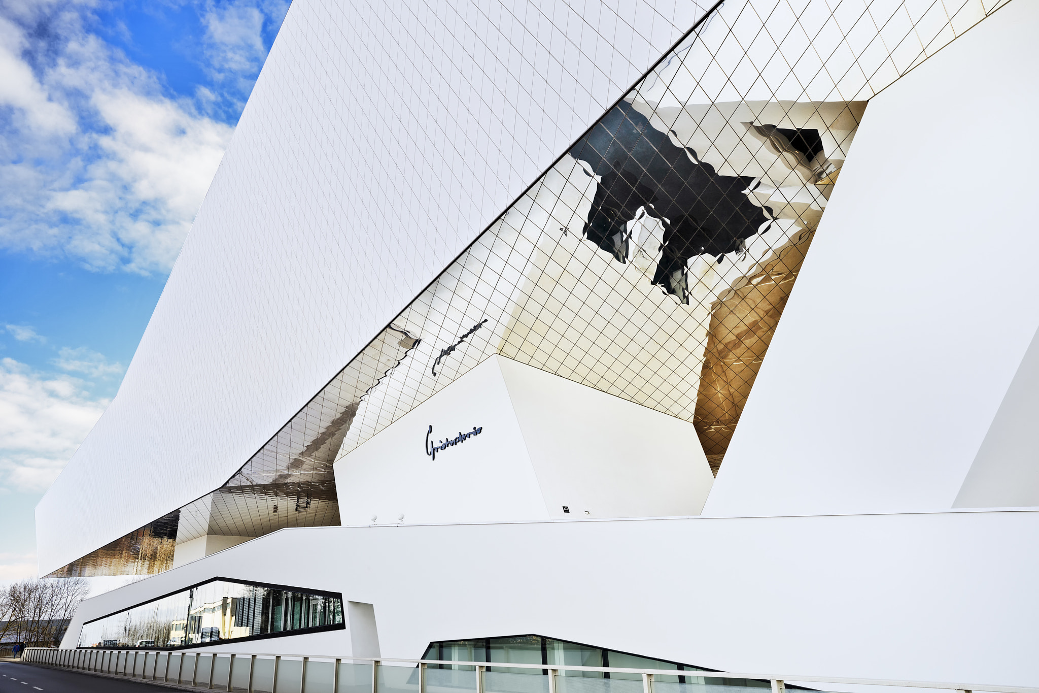 Asymmetric facade