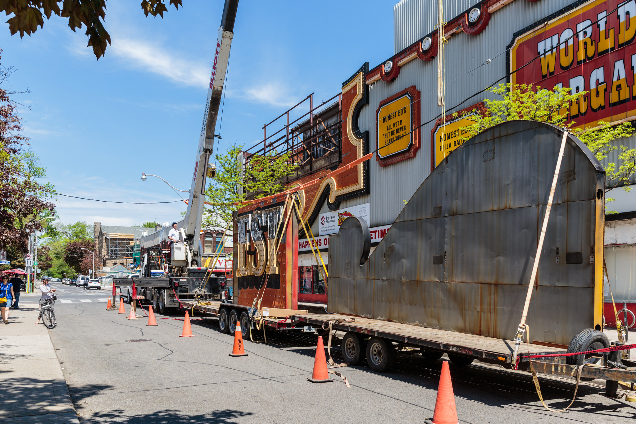 Toronto, May 24, 2017: Honest Eds: Sign Removal