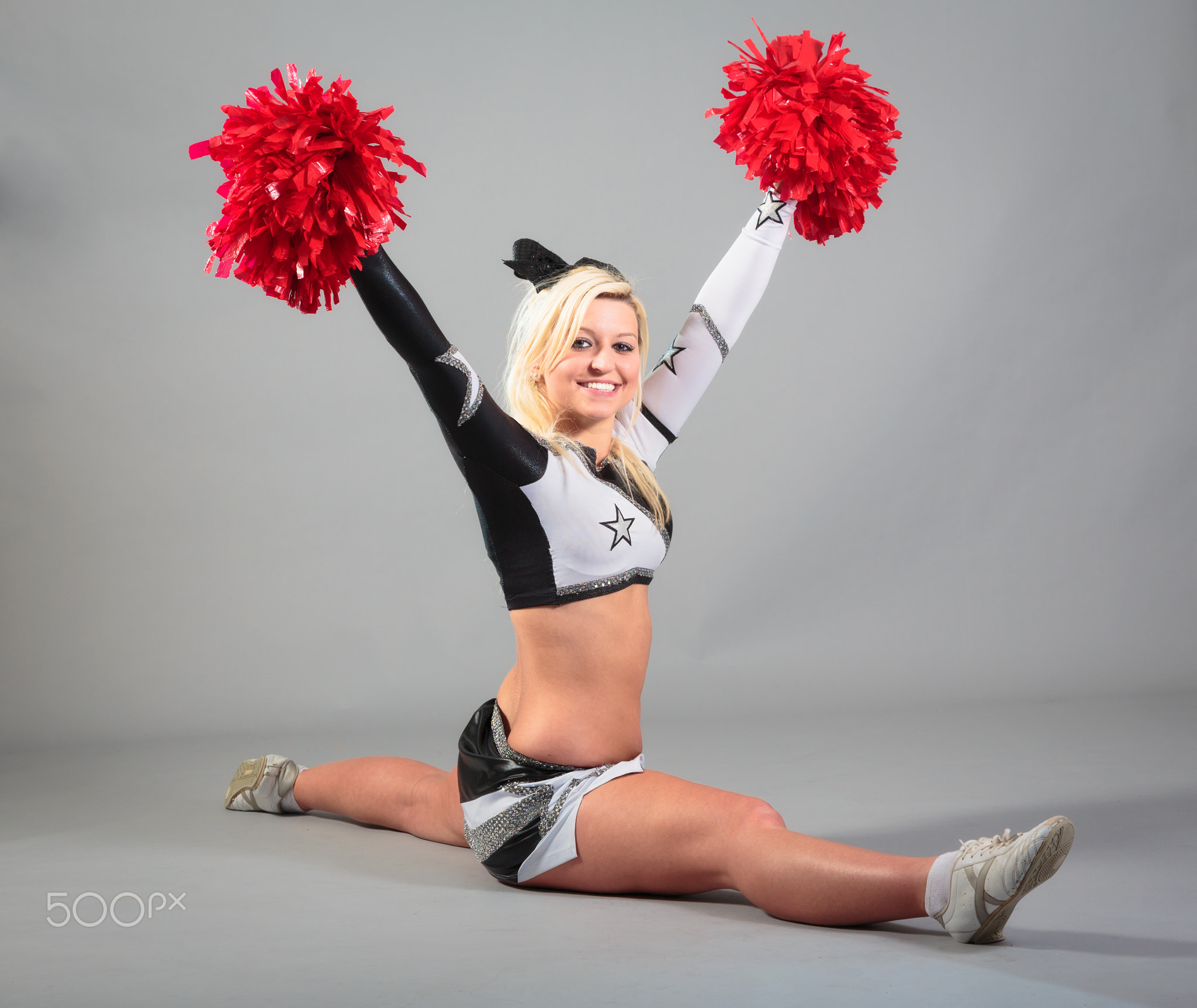 Cheerleader Doing The Splits