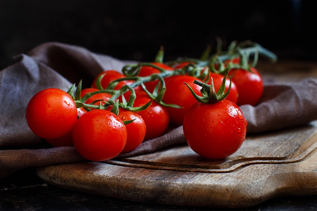 Cherry tomatoes on a dark background by Ekaterina Fedotova on 500px.com