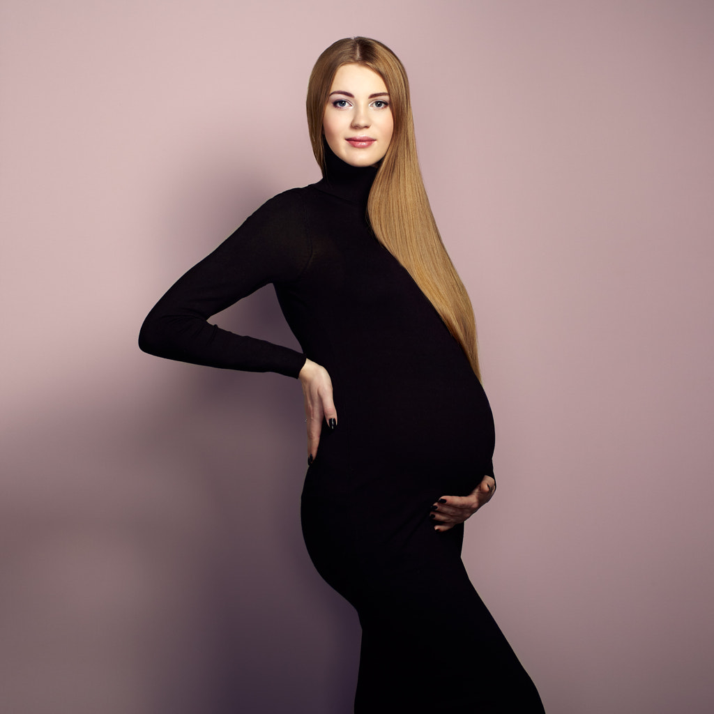 Portrait of the young pregnant woman by Oleg Gekman on 500px.com