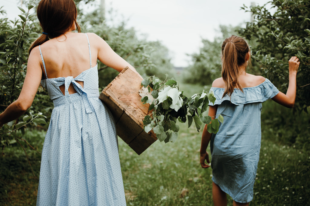 Mother and daughter picking apples from tree at garden by Gabriela Tulian on 500px.com