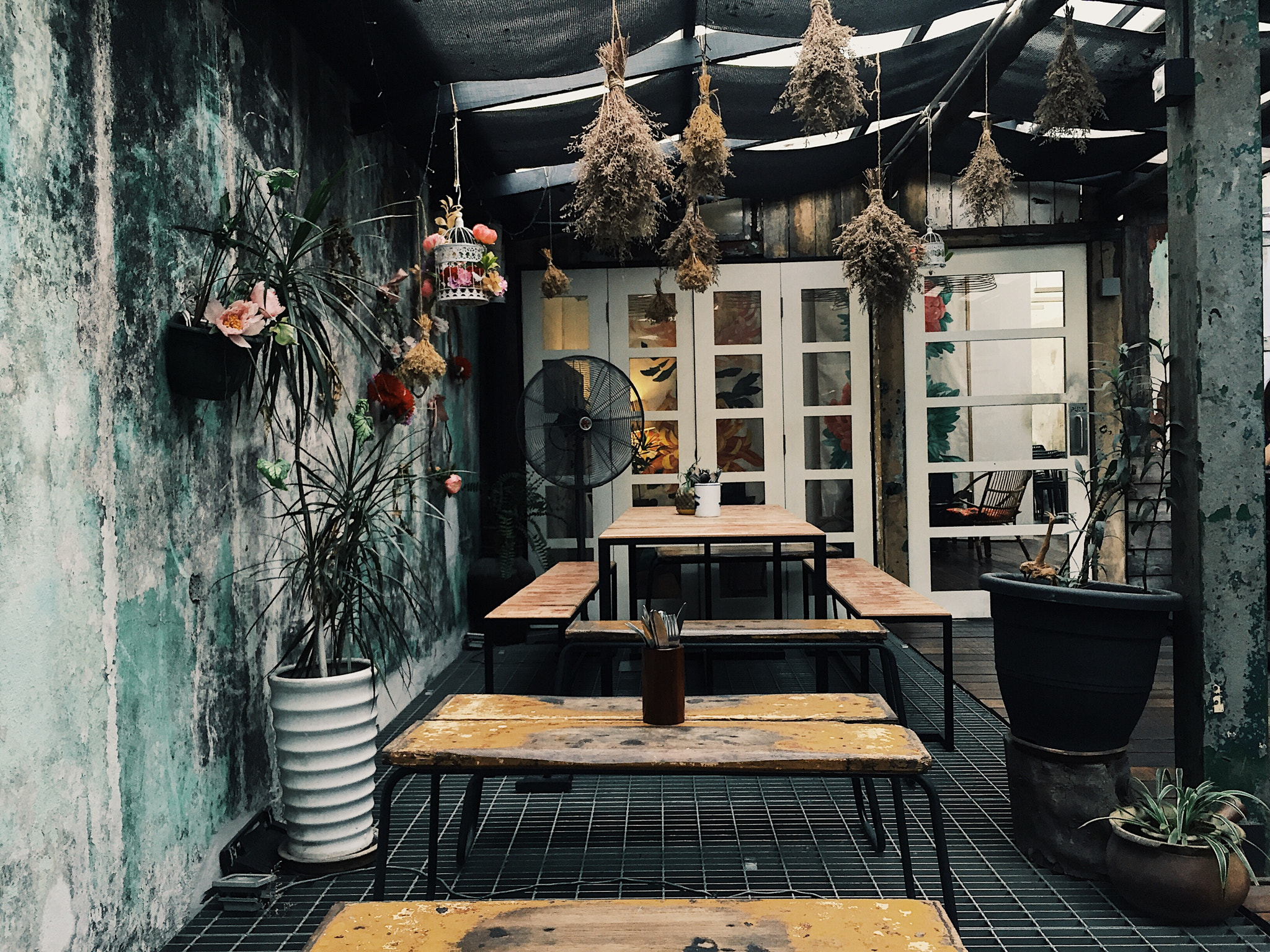 || MERCHANT'S LANE || one of the few rustic cafe a ...
