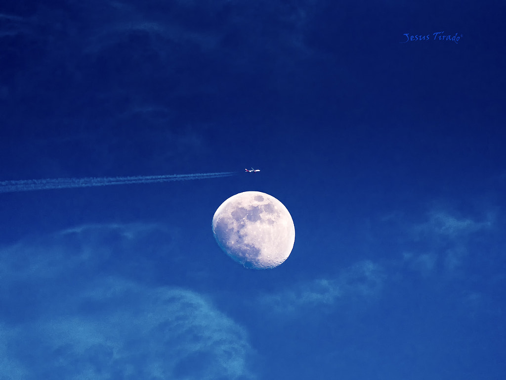 The plane and the moon by Jesus Tir Gon on 500px.com