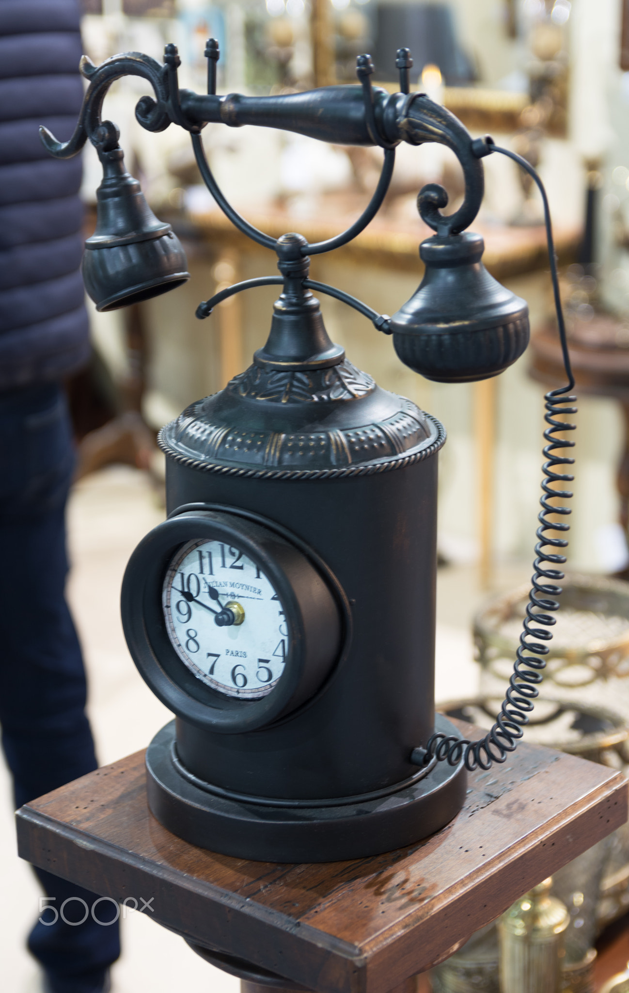 Clock in the form of a vintage phone