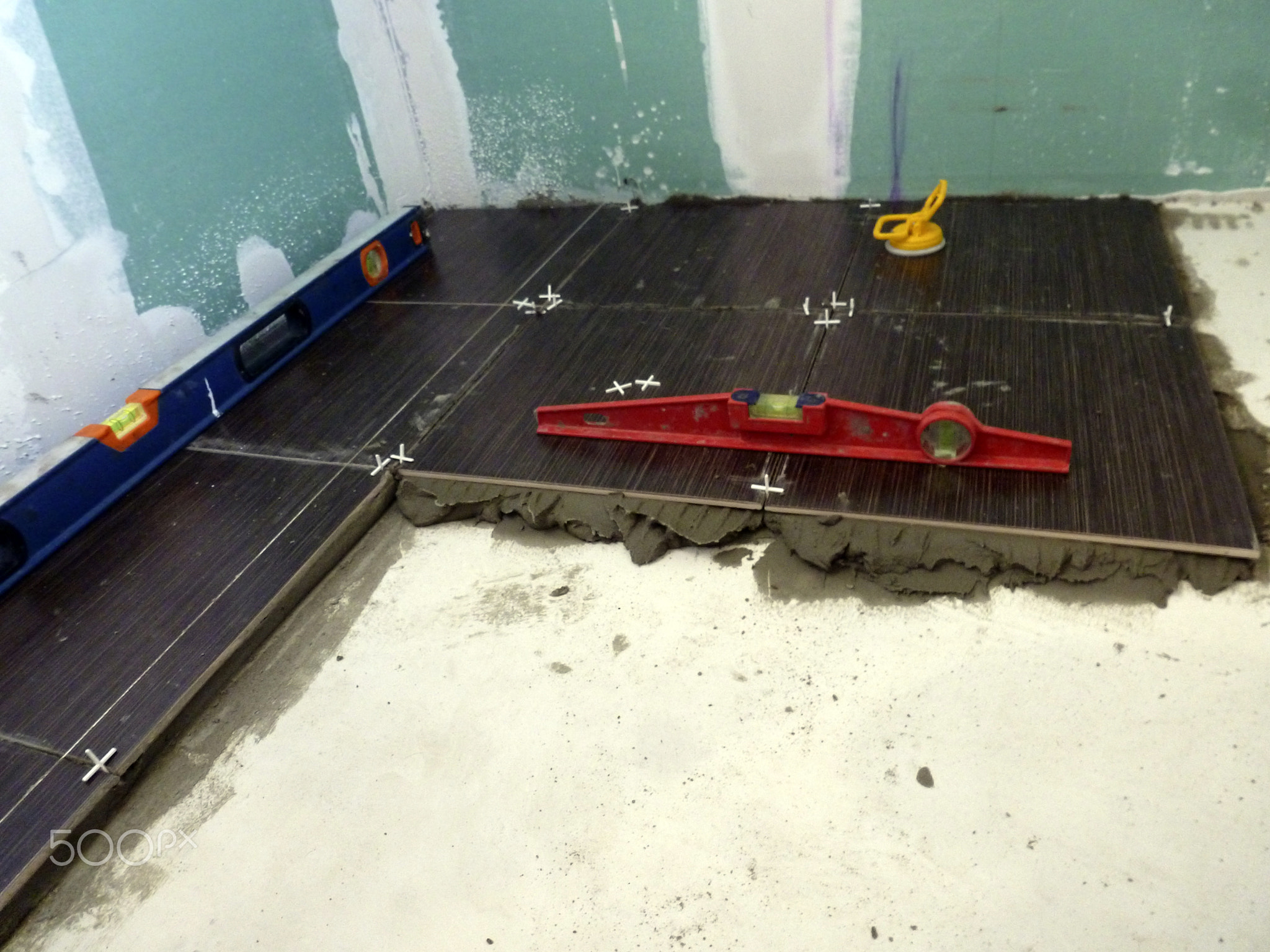 Laying of tiled granite tiles in the bathroom of the house