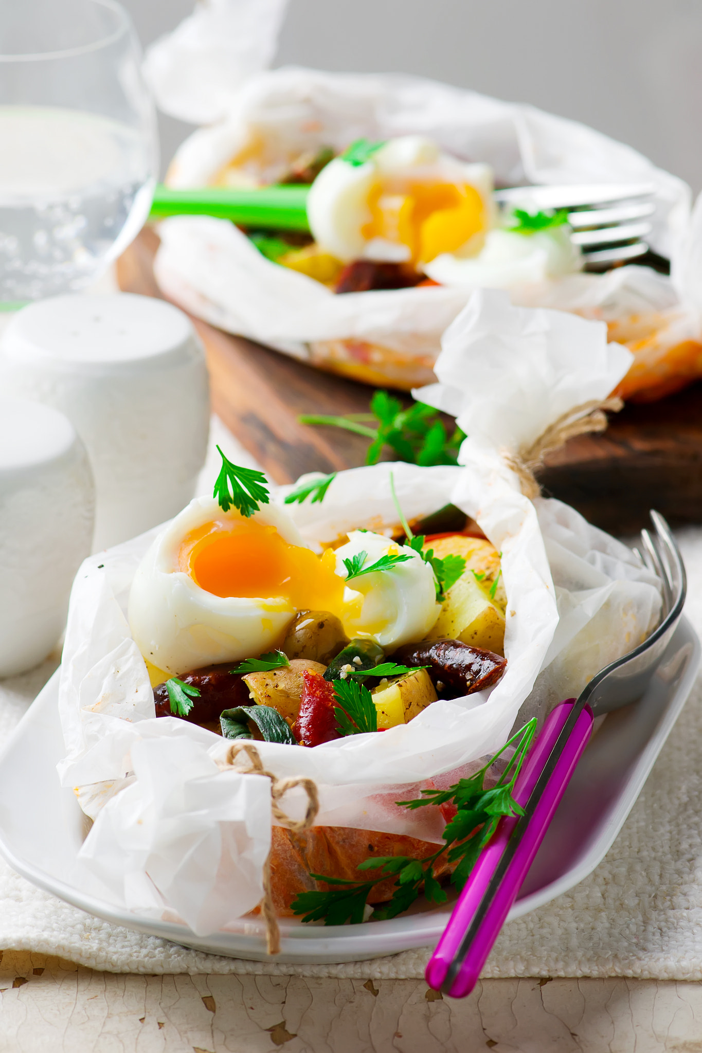 Vegetables with sausages in parchment