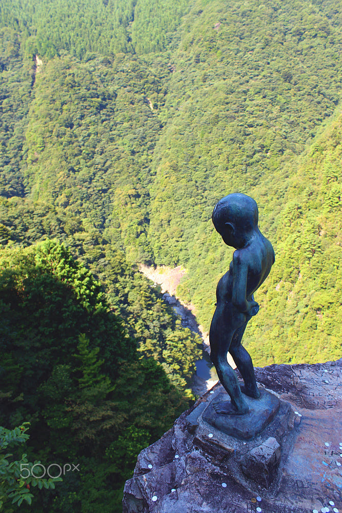 Peeing Boy Statue by Lucas Kay / 500px