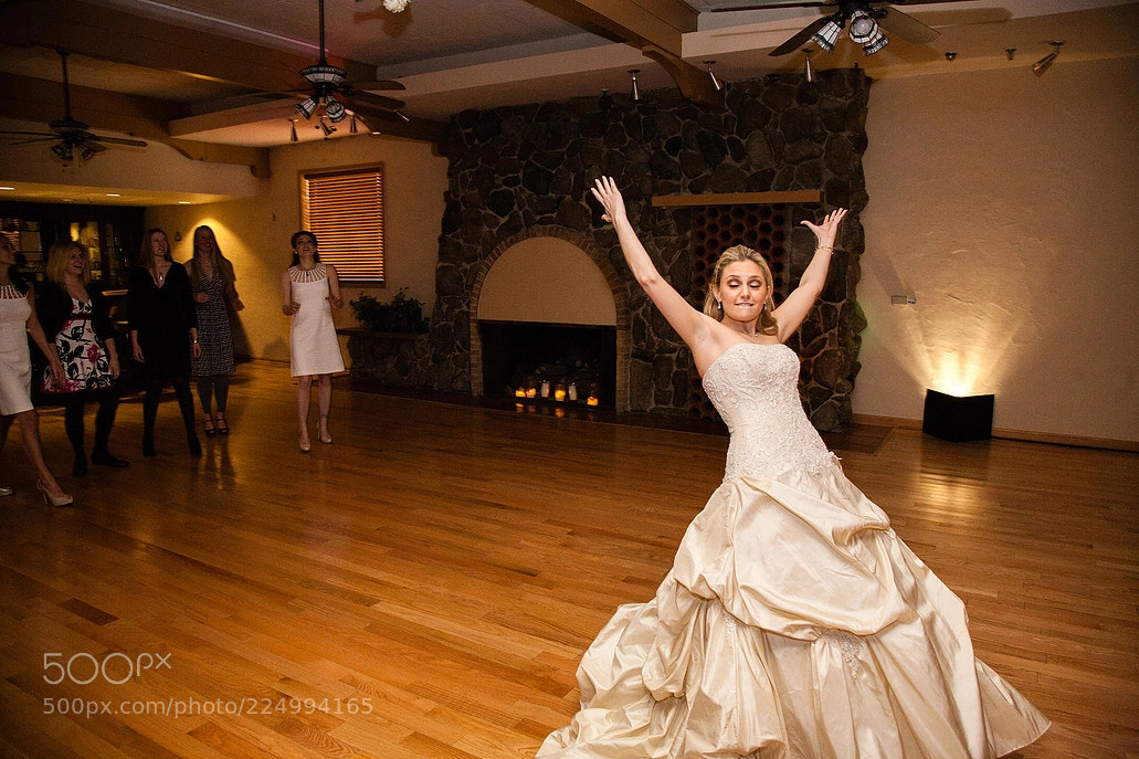Canon EOS 5D sample photo. Bouquet toss photography