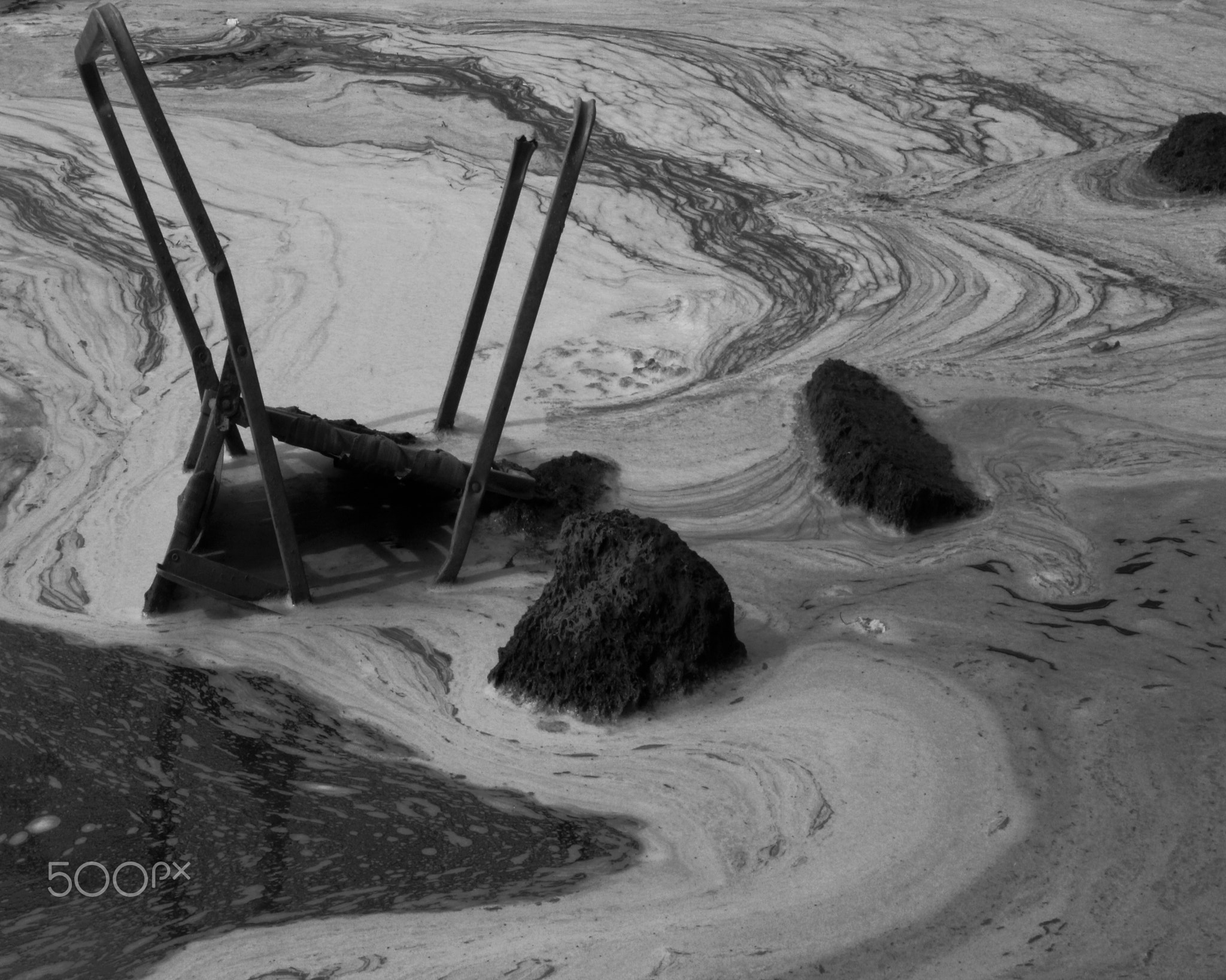 Rocks and chair submerged. 岩石和椅子淹沒。 岩と椅子は水没した。