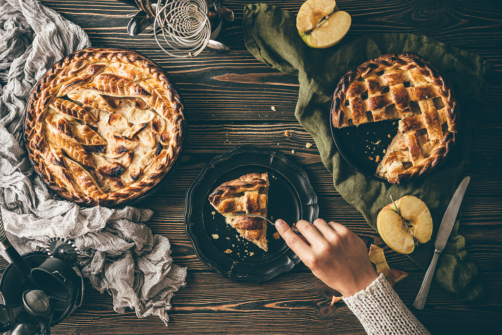 American apple pies on dark wooden table, top view by Kamil Zab?ocki on 500px.com