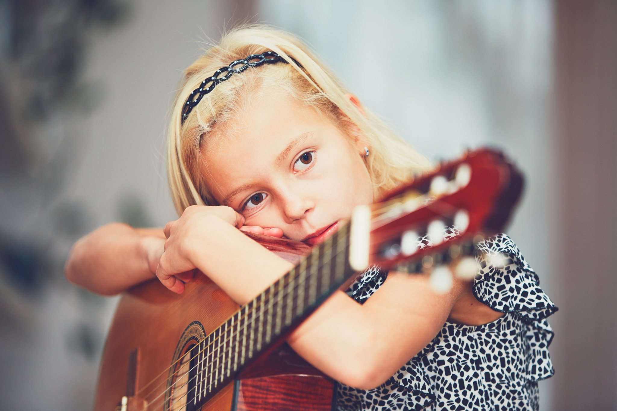 Girl learning to play to the guitar