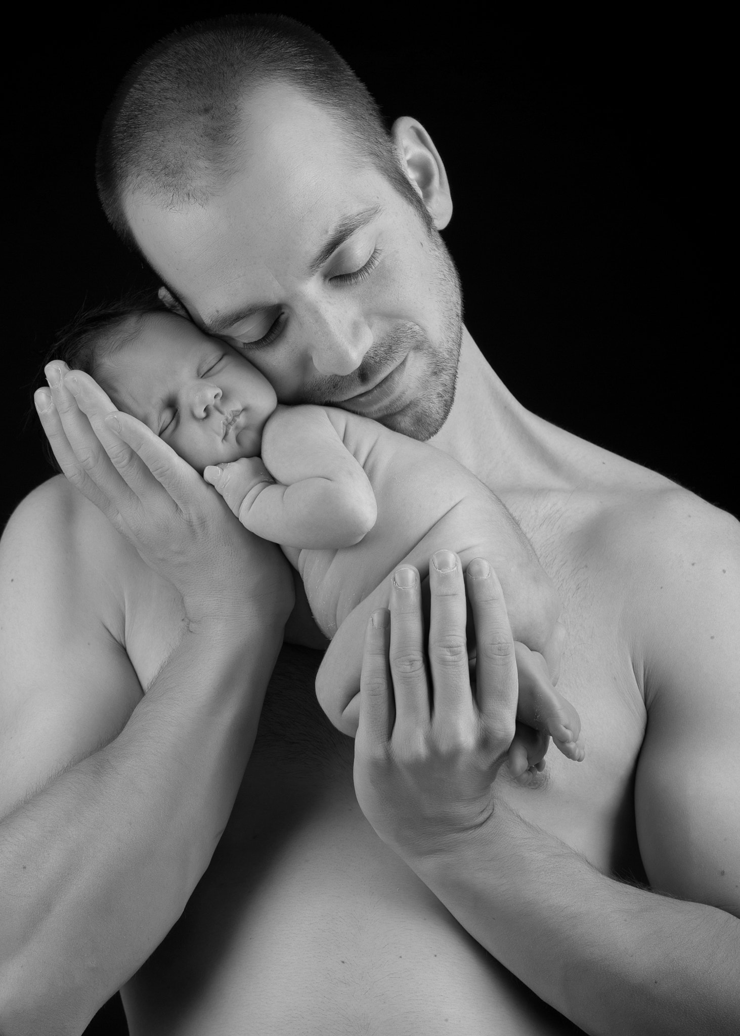 Dad bang. Мужчина с ребенком. Фотосессия с малышом. Мужчина с новорожденным на руках. Мужчина с младенцем на руках.