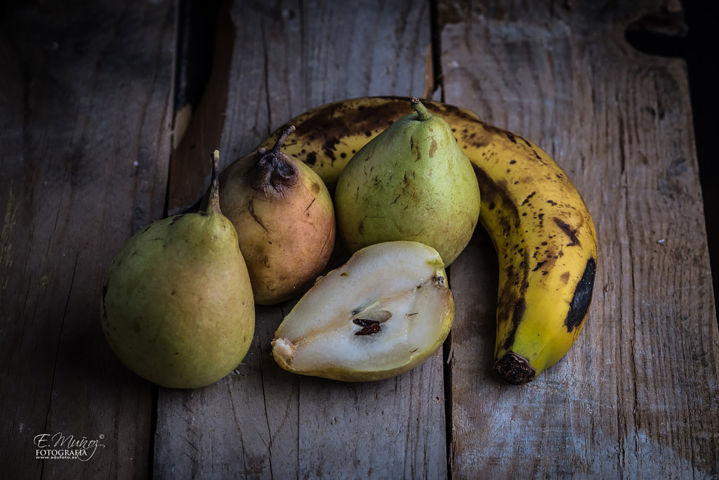 Mature fruit on an old wood table de Eduardo Muñoz en 500px.com