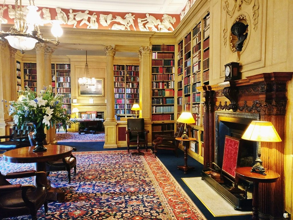 Library club. Клубы в библиотеке. Библиотека украшена шпагами. Travellers Club.