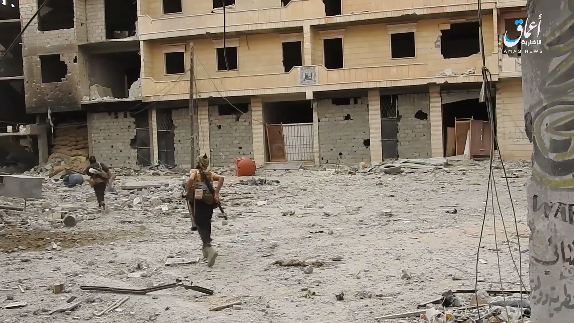 مشاهد من المواجهات في حيي الكهرباء والفردوس بمدينة الرقة