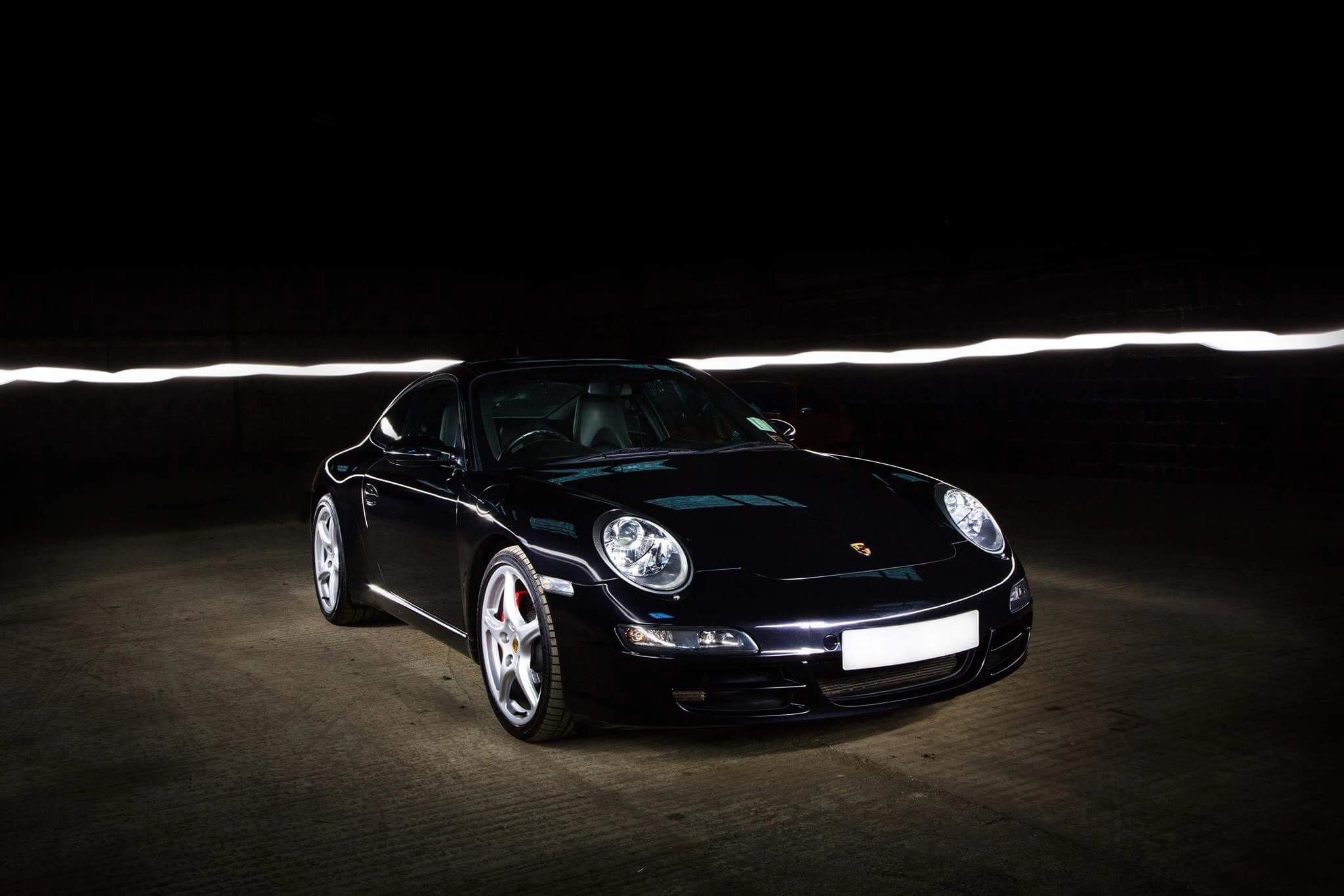 Light painting a Porsche 997.