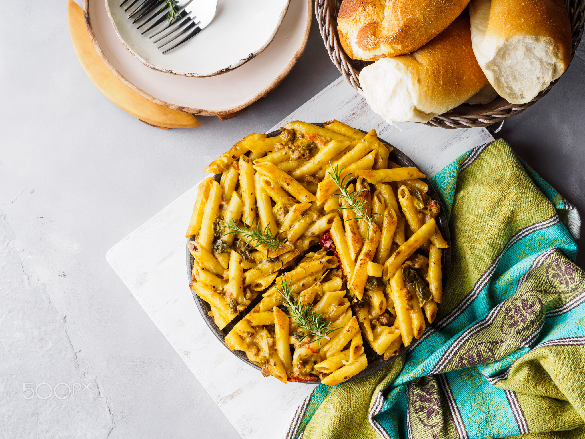 Fried macaroni pizza with bell peppers