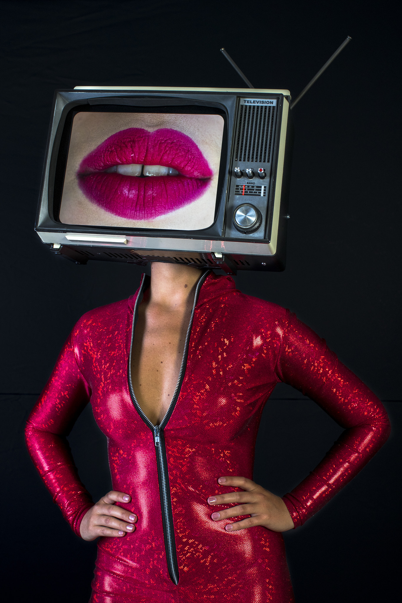 tv head woman with lips