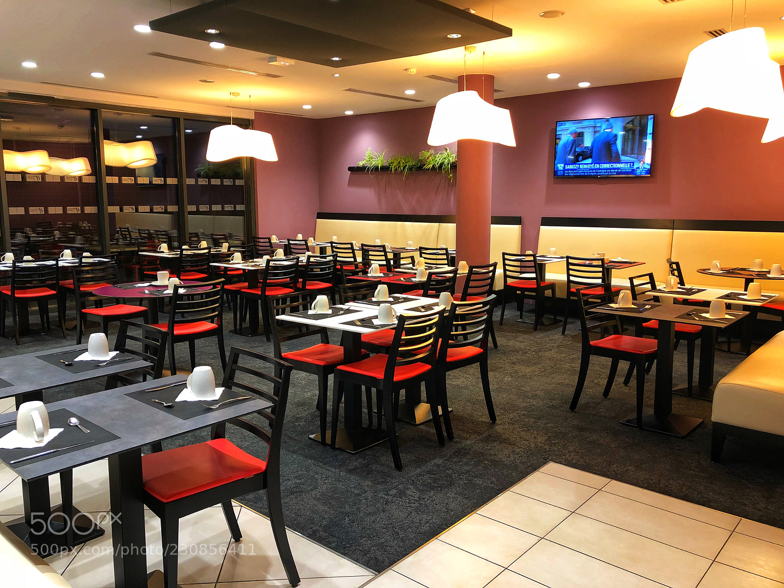 Apple iPhone 8 Plus sample photo. Holiday inn express photography
