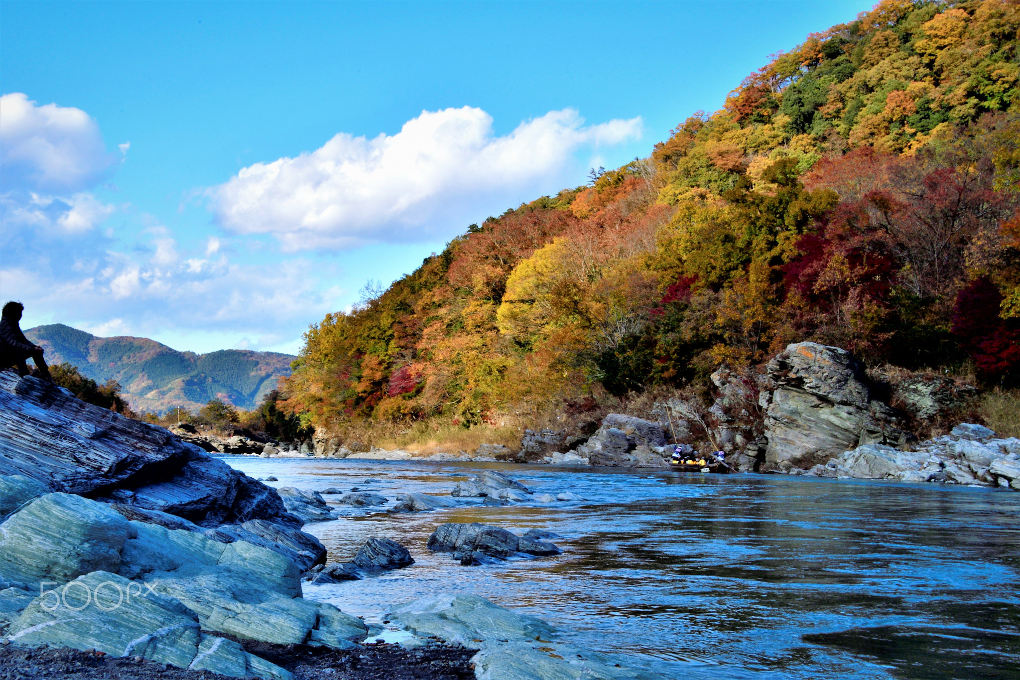 石畳と川下りの観光船