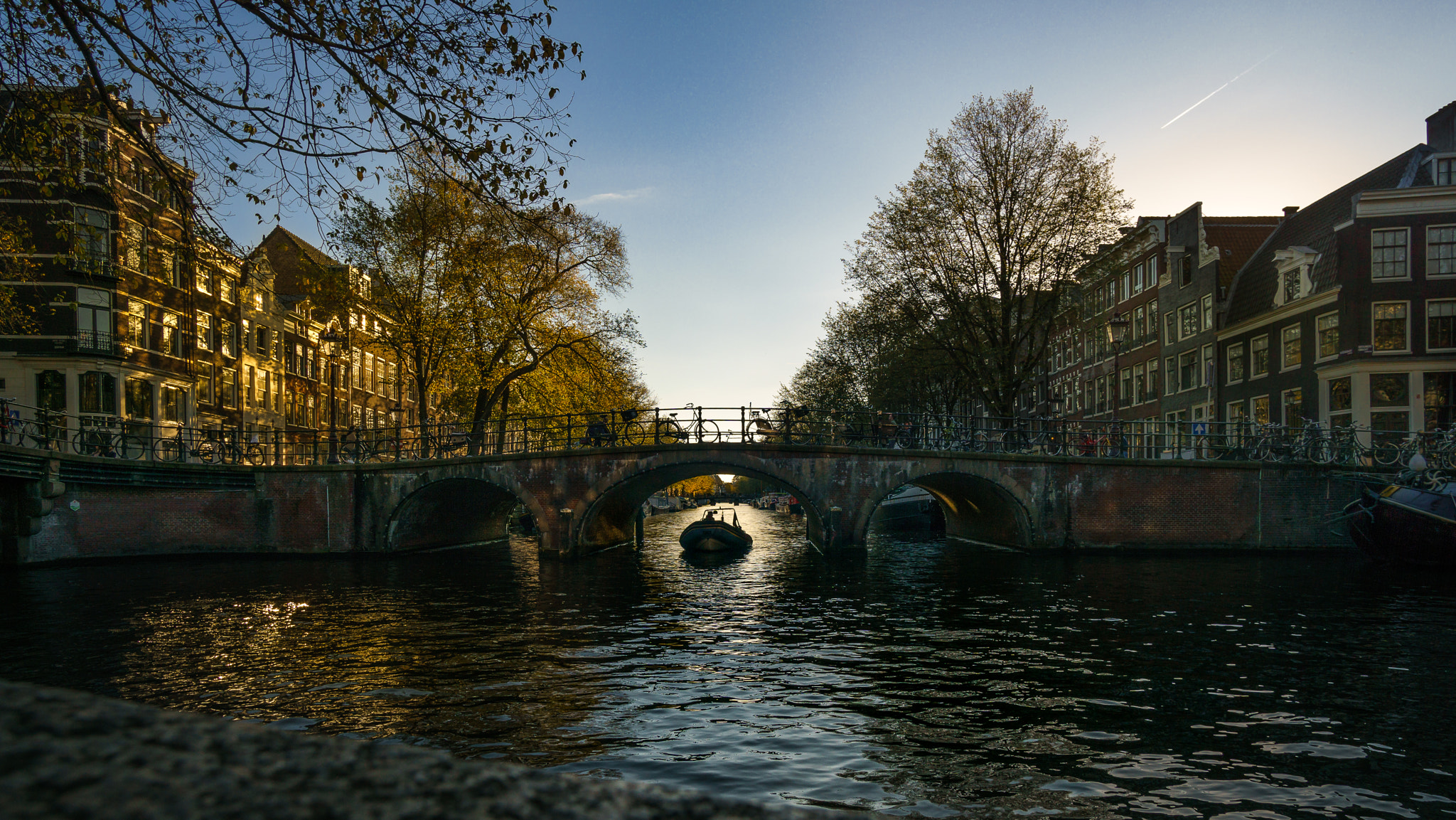 Grachten and a bridge in late afternoon