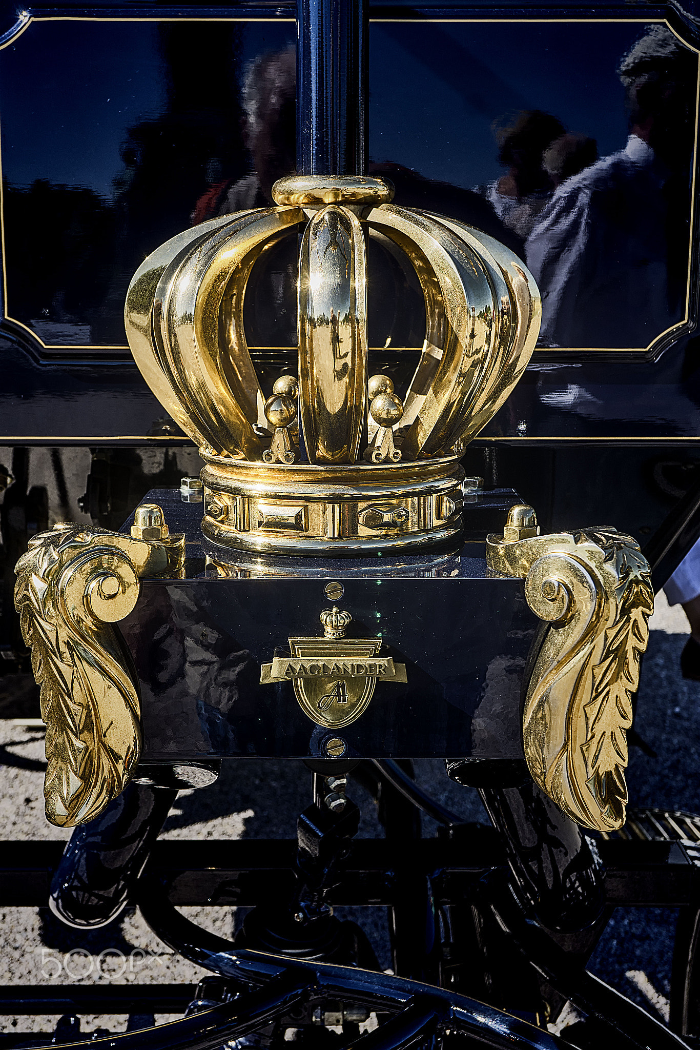 crown of motor carriage