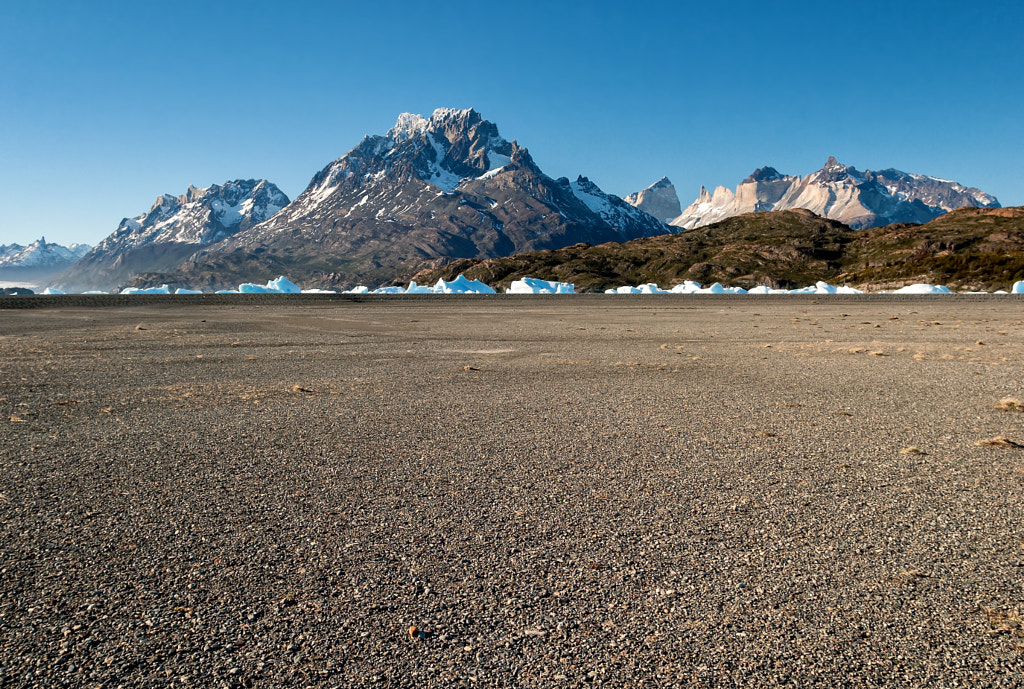 Grey lake from the beach by Marcelo Plaza on 500px.com