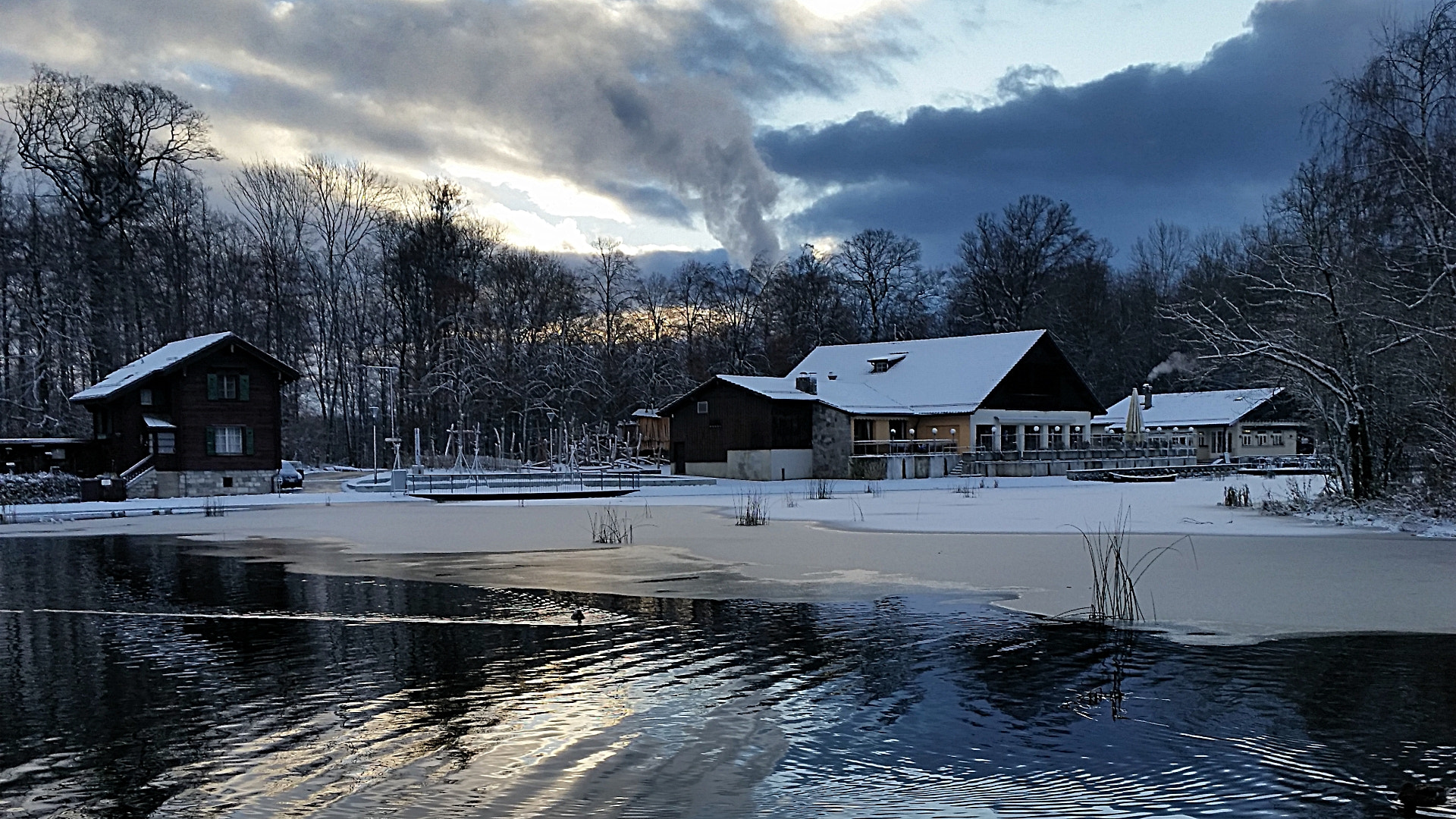 Lausanne (CH) - Lac Sauvabelin) - 09.12.2017 by david guasch on 500px.com