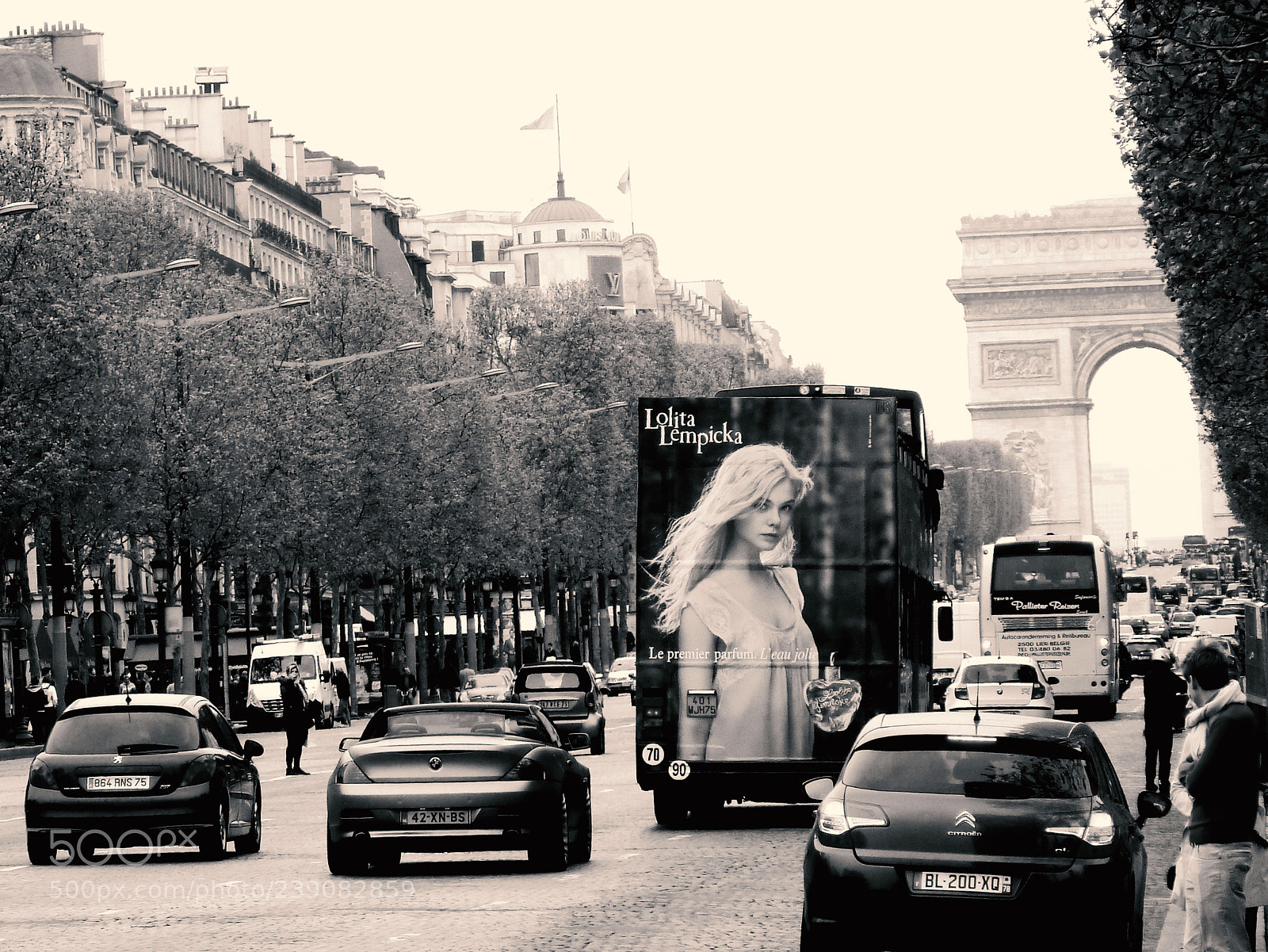 Panasonic Lumix DMC-ZS7 (Lumix DMC-TZ10) sample photo. Paris girl photography