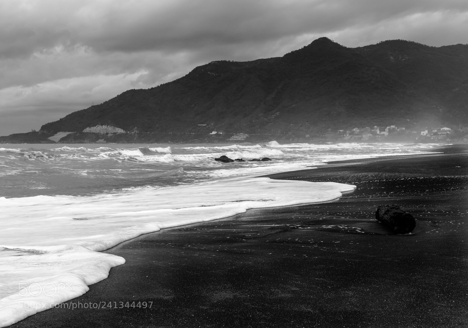 Canon EOS 550D (EOS Rebel T2i / EOS Kiss X4) sample photo. Dark beach photography