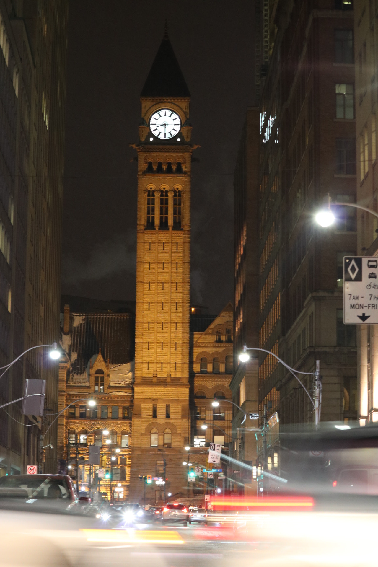 Canon EOS 750D (EOS Rebel T6i / EOS Kiss X8i) + Canon EF-S 55-250mm F4-5.6 IS STM sample photo. Old city hall, toronto photography