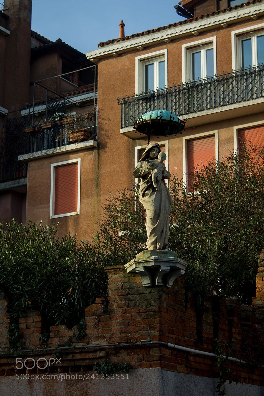 Canon EOS 1100D (EOS Rebel T3 / EOS Kiss X50) sample photo. Sculpture in venice photography