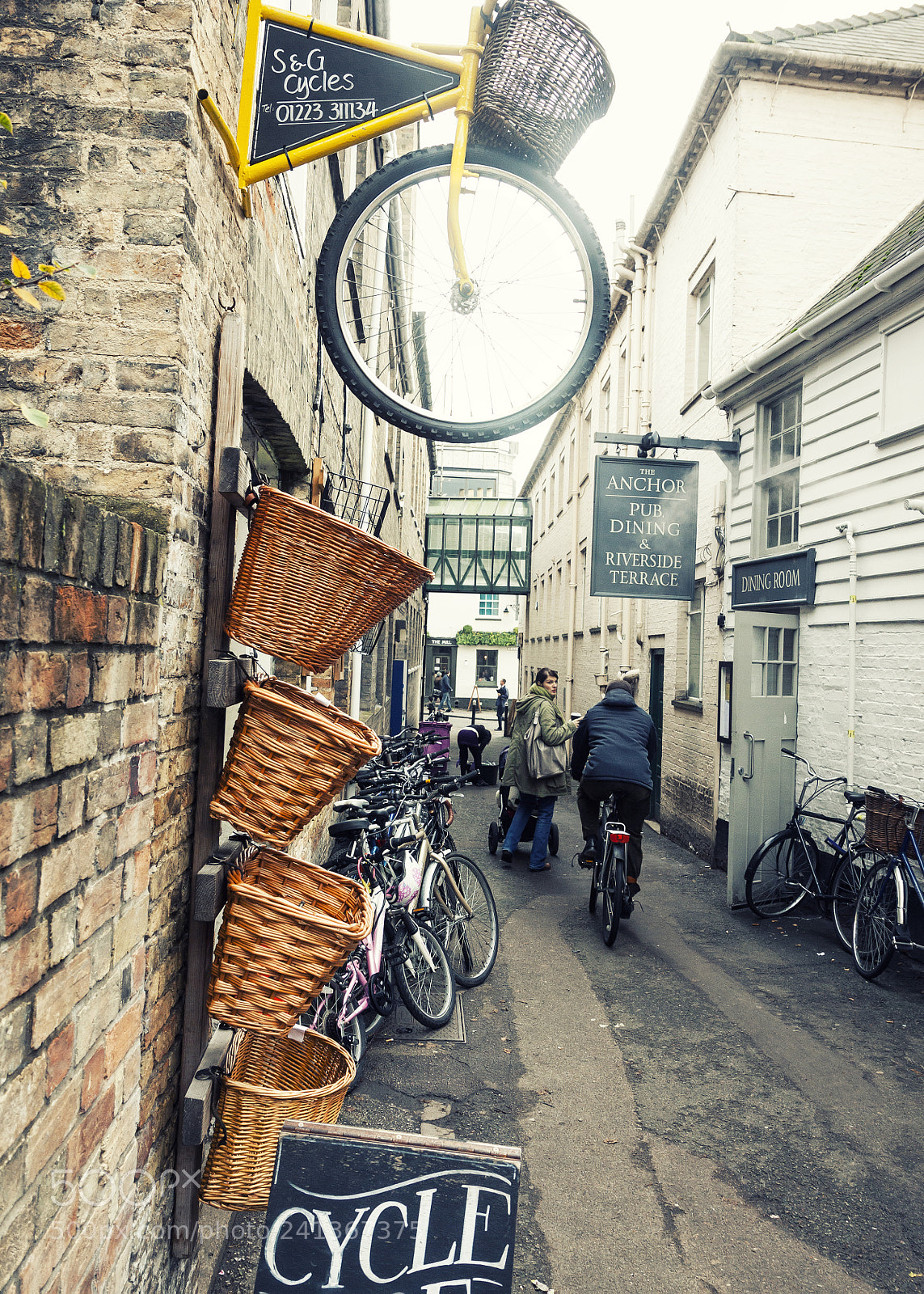 Canon EOS 50D sample photo. Wheel on the wall photography