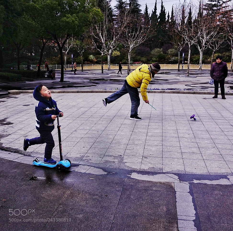 Sony Cyber-shot DSC-RX100 III sample photo. The little boy playing photography