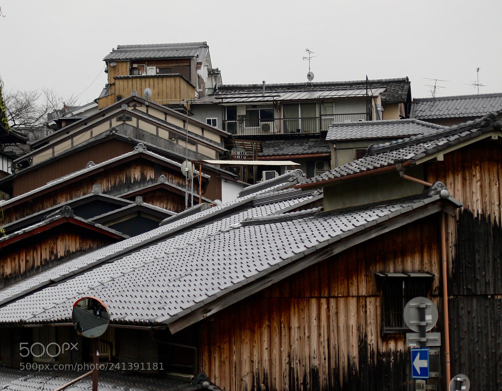 Canon EOS 450D (EOS Rebel XSi / EOS Kiss X2) sample photo. Roofs of kyoto photography
