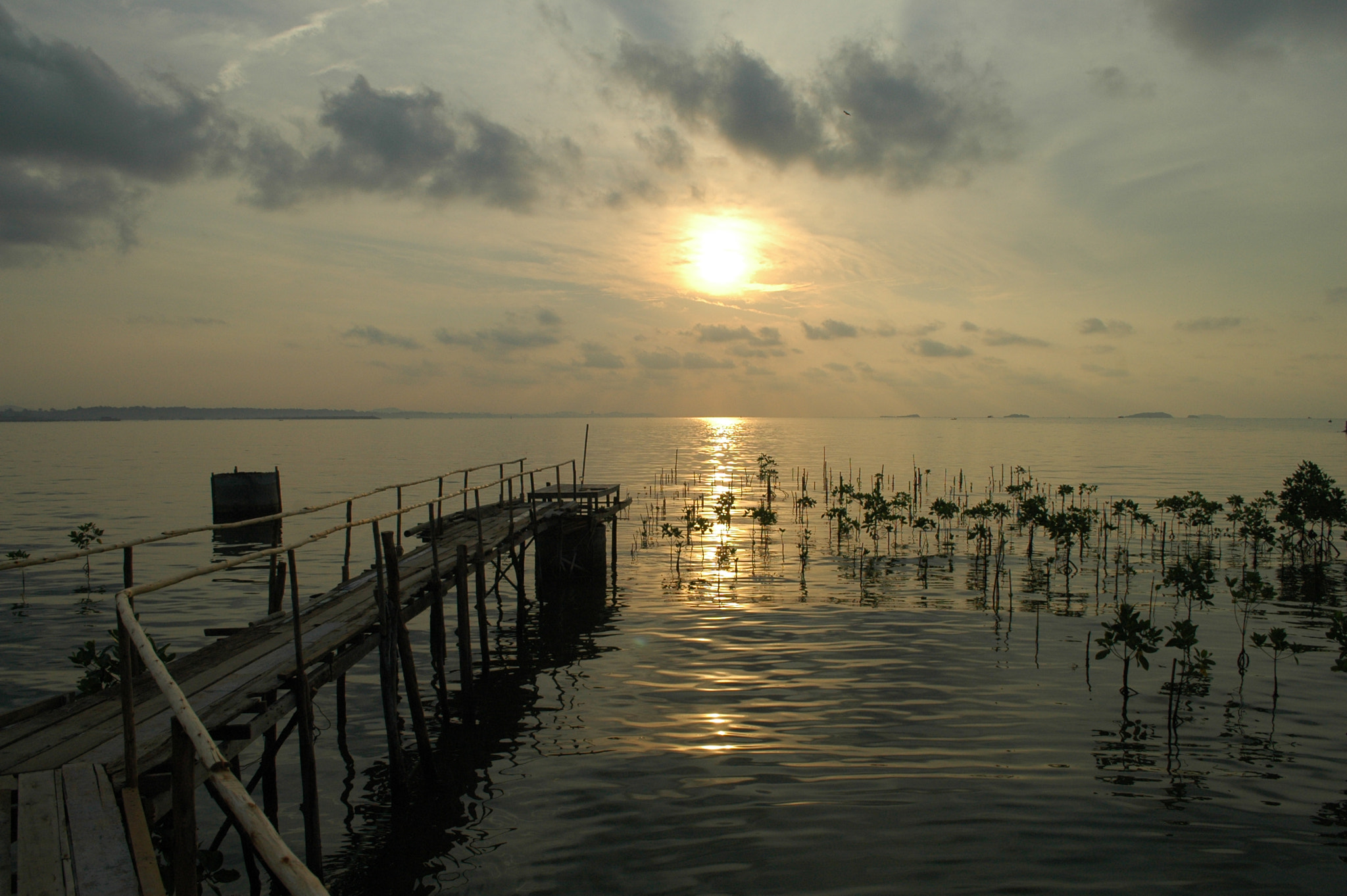 Nikon D70s + Nikon AF-S DX Nikkor 18-55mm F3.5-5.6G VR sample photo. Sunrise with a wooden bridge photography