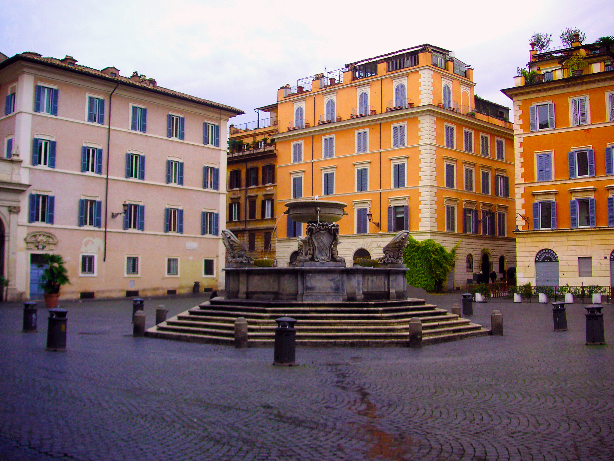 KONICA MINOLTA DiMAGE X50 sample photo. Plaza. trastevere roma photography