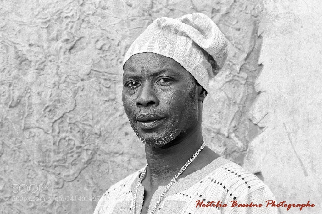 Canon EOS 1100D (EOS Rebel T3 / EOS Kiss X50) sample photo. Homme en habit traditionnel photography