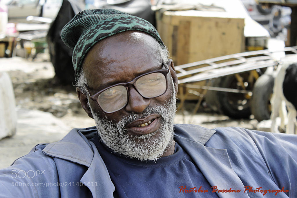 Canon EOS 1100D (EOS Rebel T3 / EOS Kiss X50) sample photo. Portrait vieil homme dakar photography