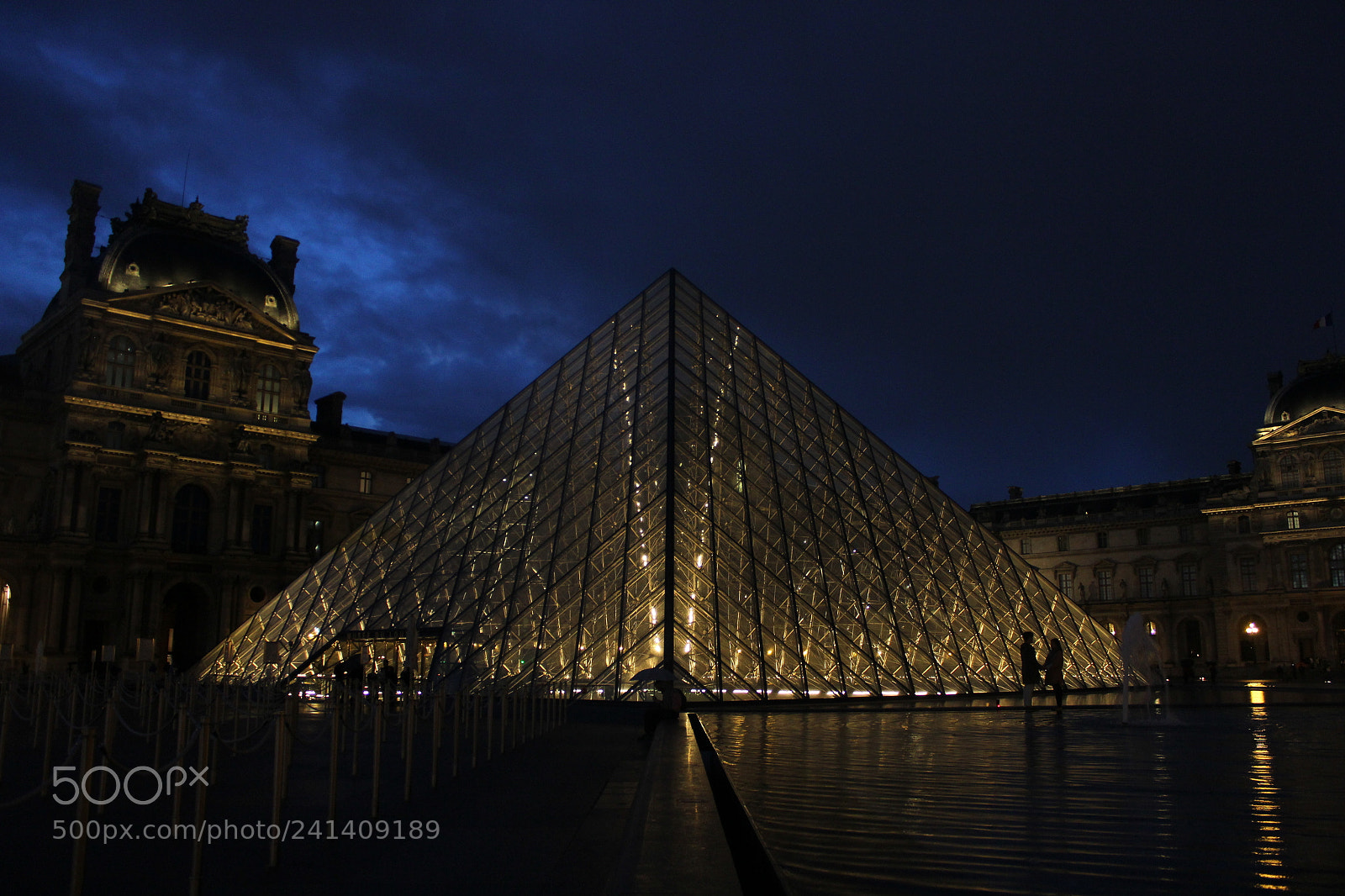 Canon EOS 550D (EOS Rebel T2i / EOS Kiss X4) sample photo. Louvre pyramid photography