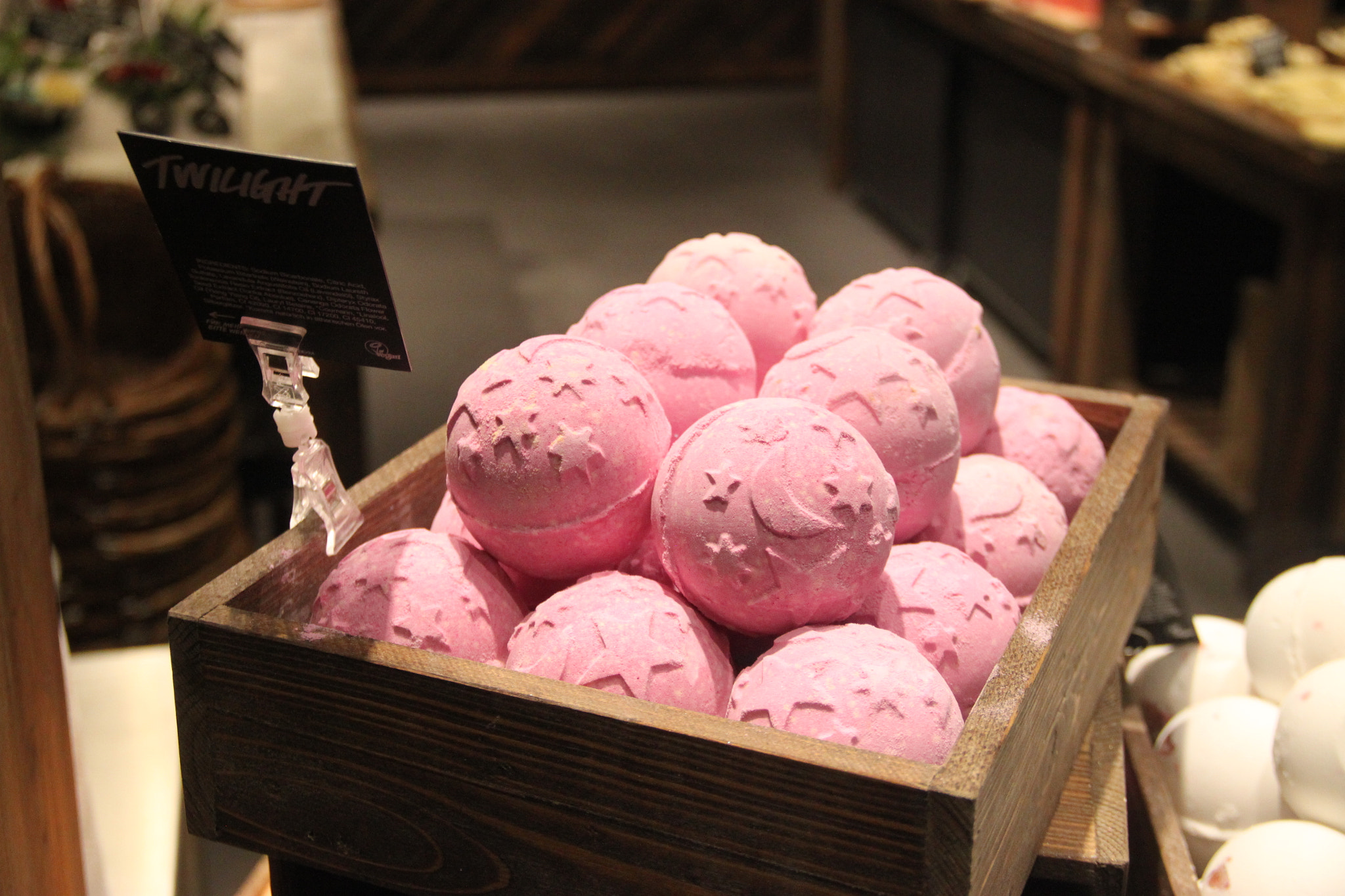 Canon EF-S 18-135mm F3.5-5.6 IS sample photo. Ice cream photography