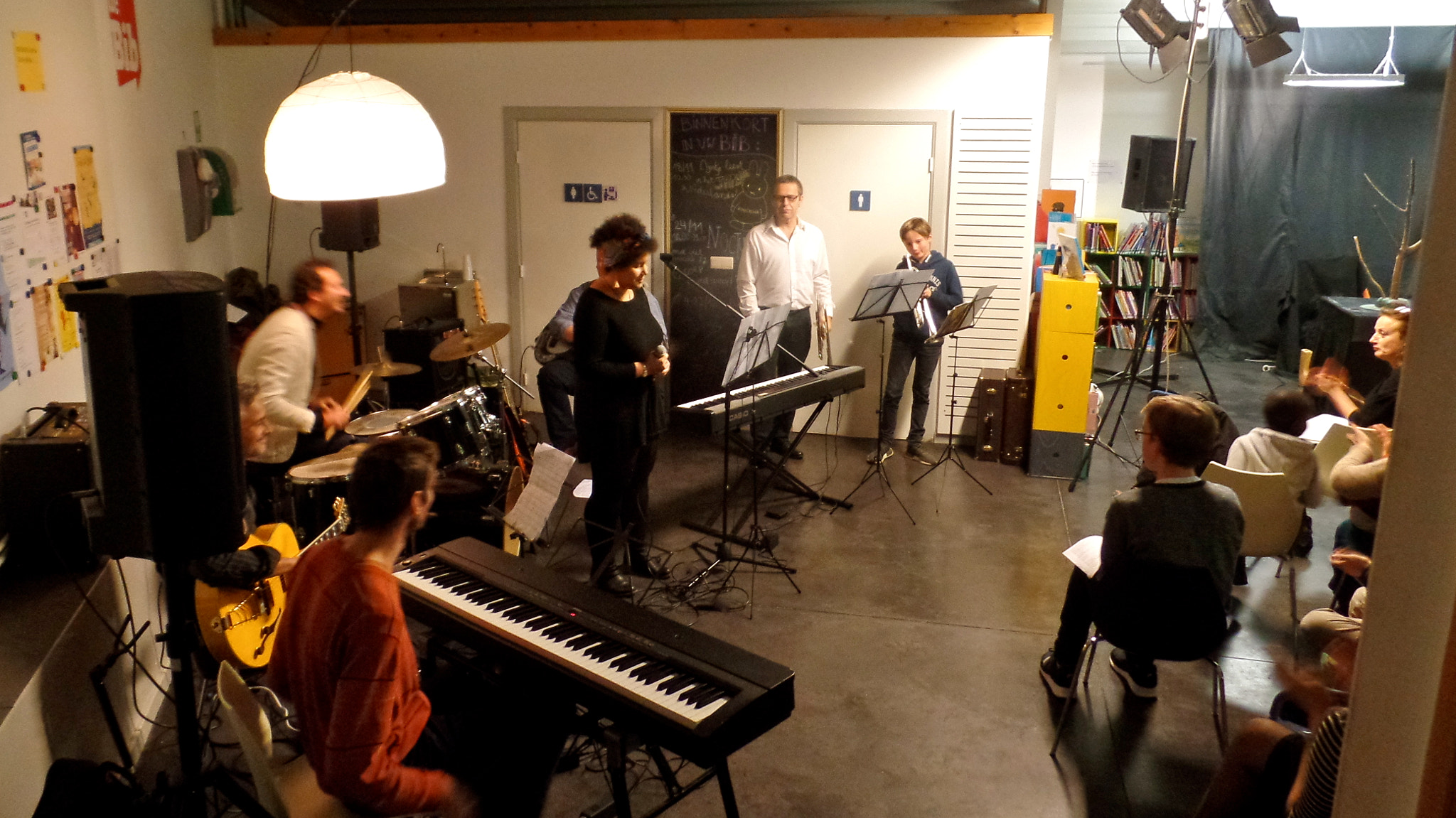 Samsung WB350F/WB351F/WB352F sample photo. Nocturne met de muziekacademie photography