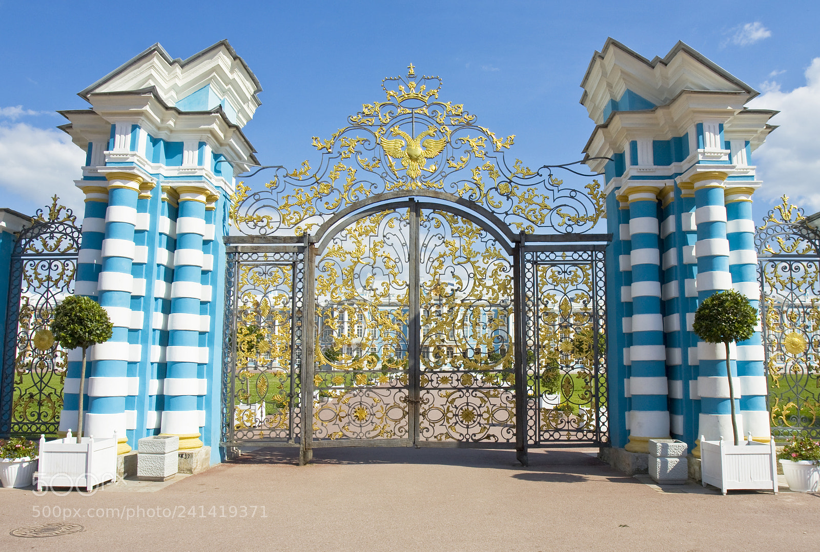 Canon EOS 450D (EOS Rebel XSi / EOS Kiss X2) sample photo. Gates to palace in photography