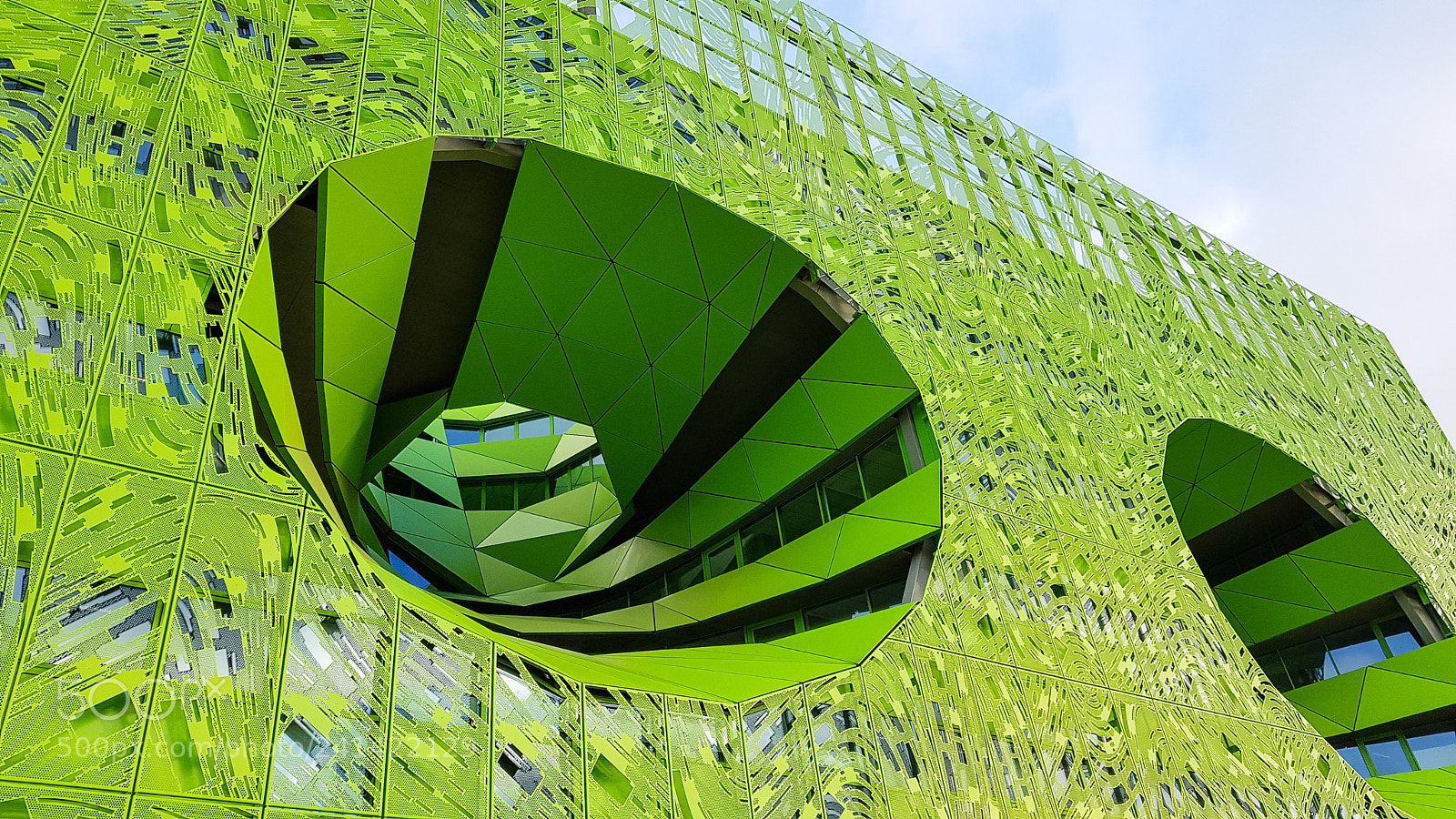 Samsung Galaxy S8 sample photo. Green cube building in photography