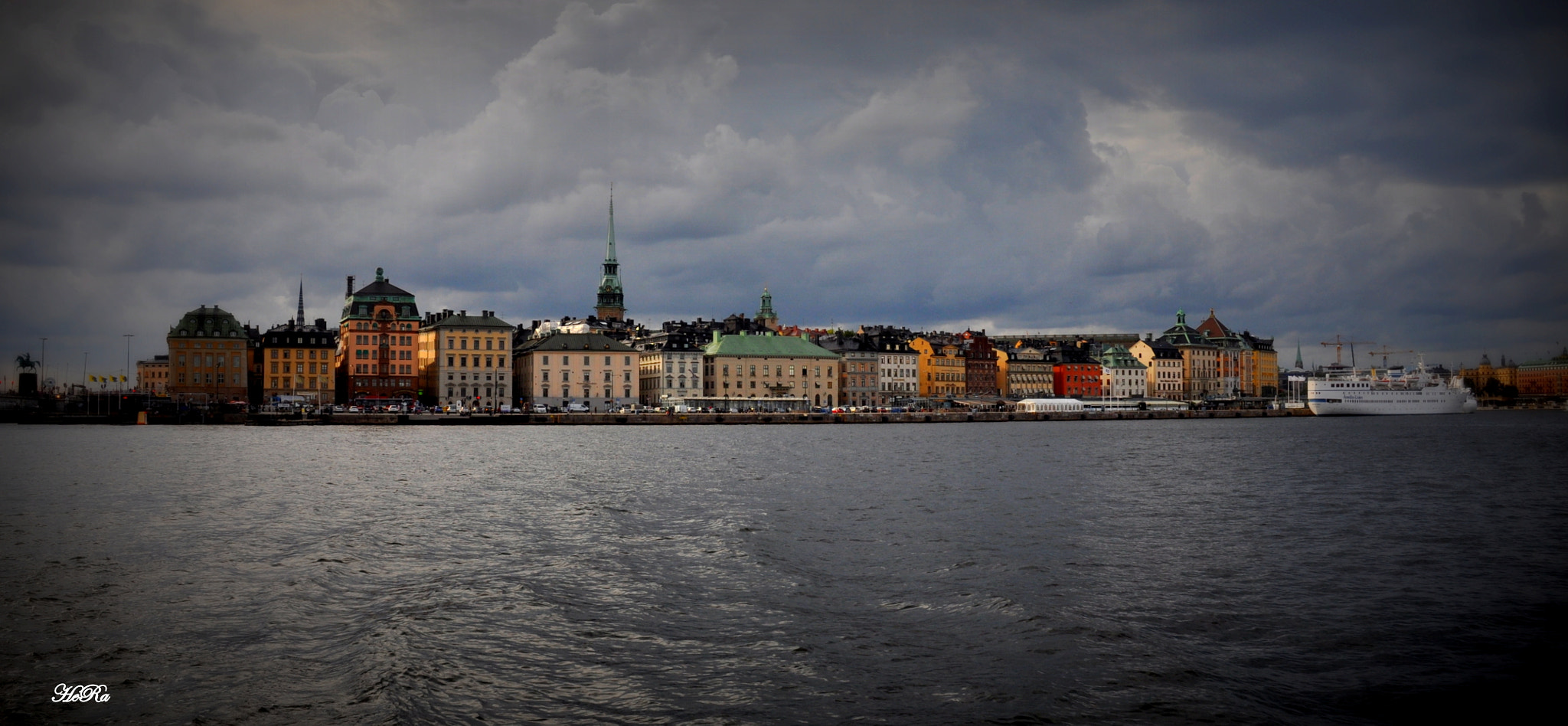 Nikon D90 + Nikon AF-S DX Nikkor 18-70mm F3.5-4.5G ED-IF sample photo. Stockholm city from a boattrip photography