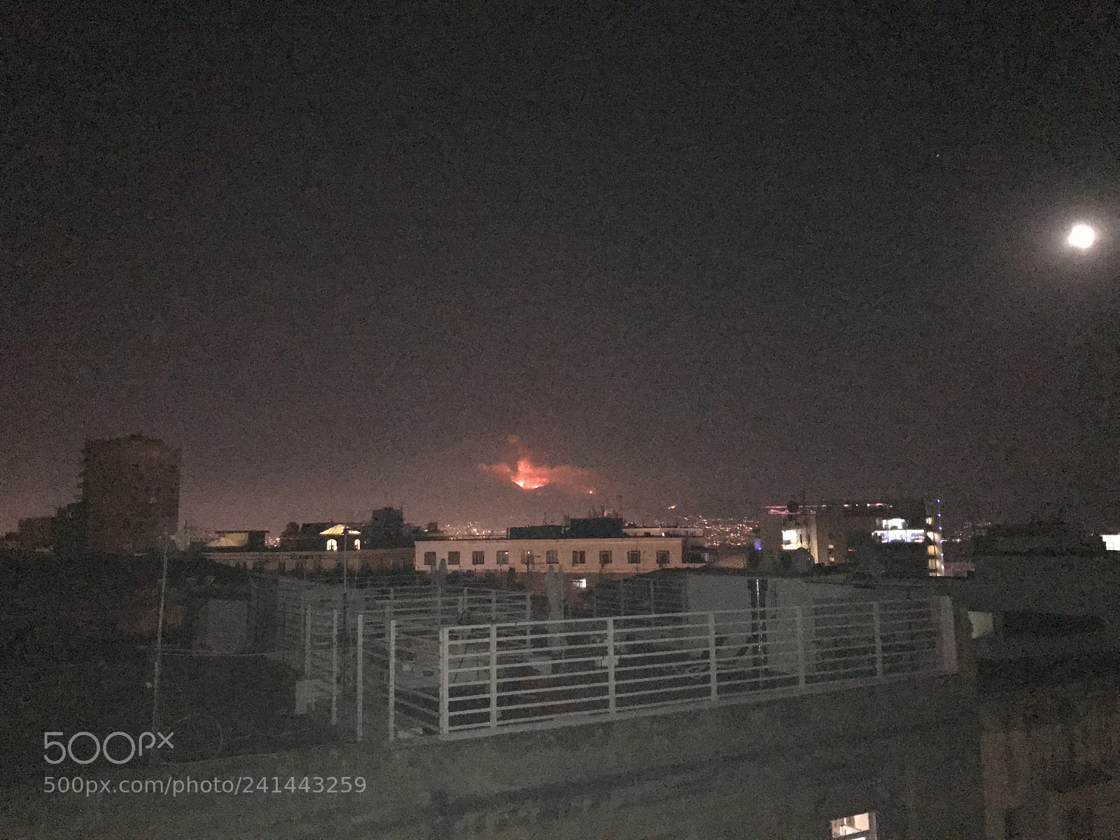 Apple iPhone 7 sample photo. Moon observes the burning photography